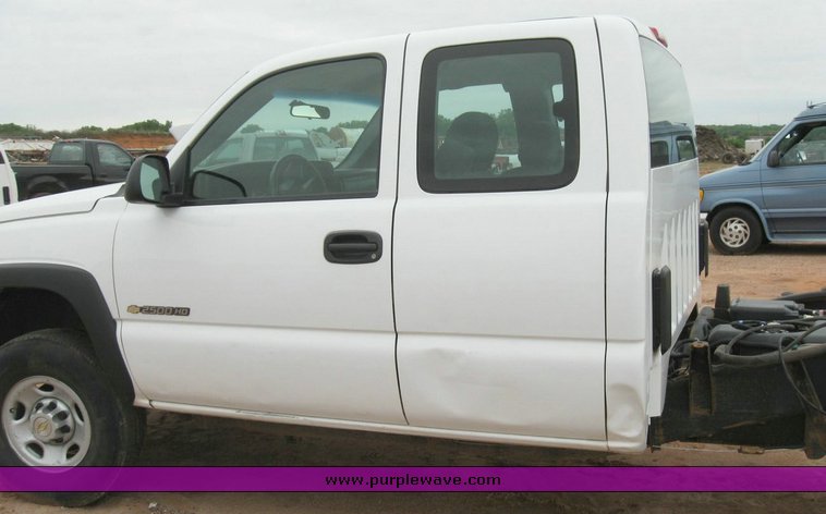 image for item 6320 2006 Chevrolet C2500HD Silverado pickup truck