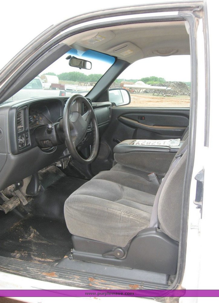 image for item 6320 2006 Chevrolet C2500HD Silverado pickup truck