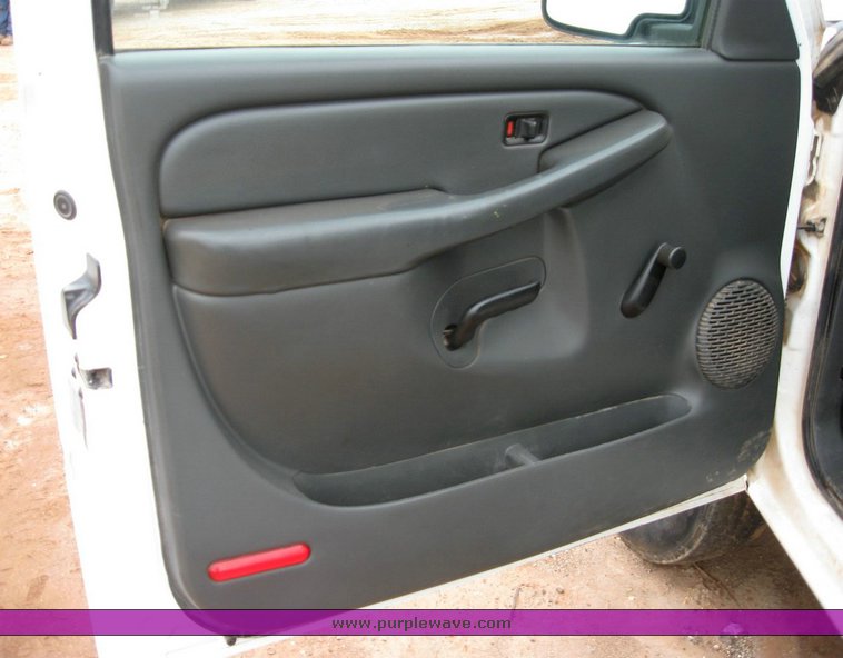 image for item 6320 2006 Chevrolet C2500HD Silverado pickup truck