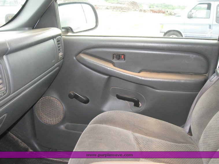 image for item 6320 2006 Chevrolet C2500HD Silverado pickup truck