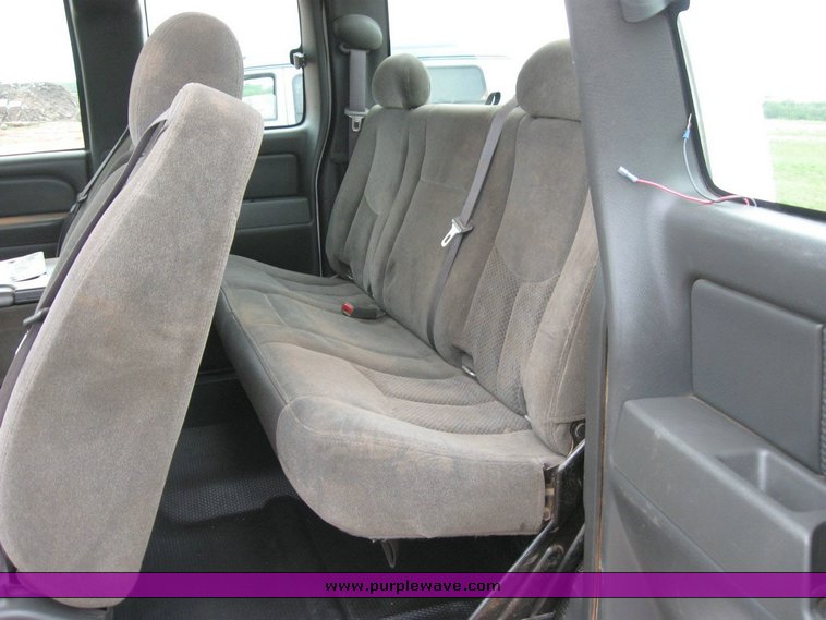 image for item 6320 2006 Chevrolet C2500HD Silverado pickup truck