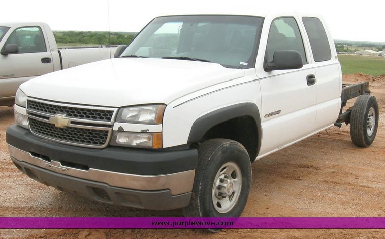image for item 6321 2005 Chevrolet C2500HD Silverado pickup truck