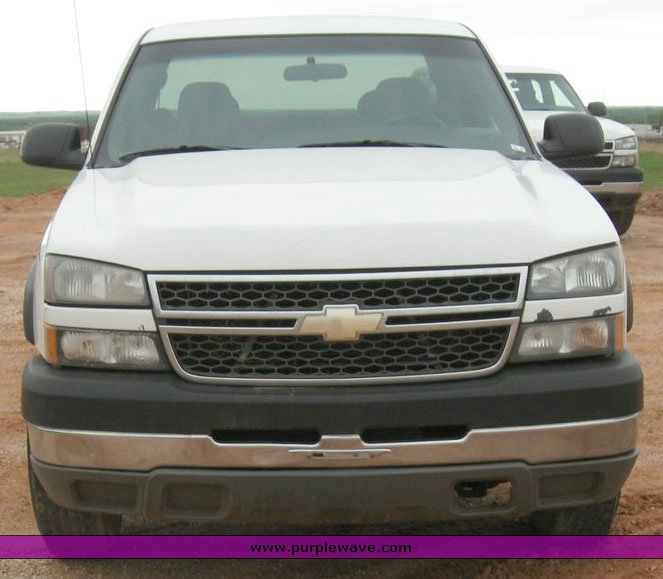 image for item 6321 2005 Chevrolet C2500HD Silverado pickup truck