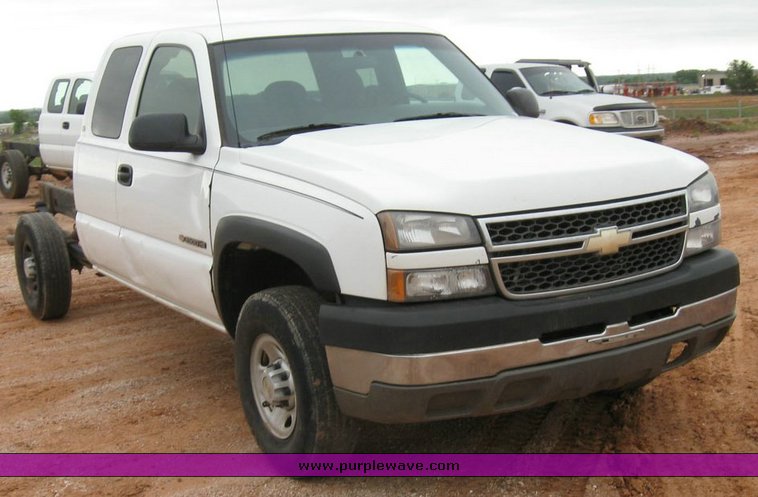 image for item 6321 2005 Chevrolet C2500HD Silverado pickup truck