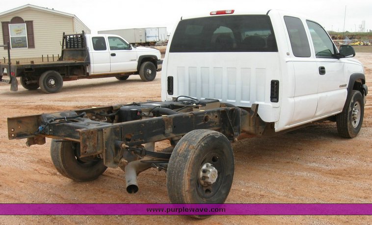 image for item 6321 2005 Chevrolet C2500HD Silverado pickup truck