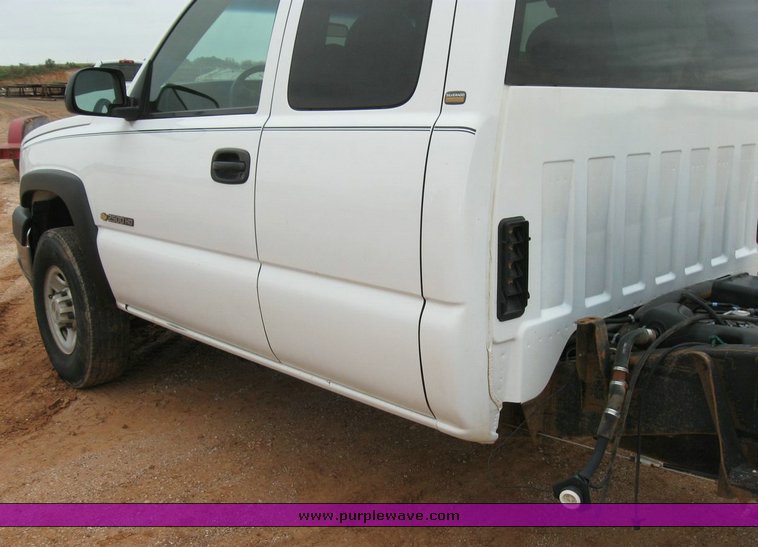 image for item 6321 2005 Chevrolet C2500HD Silverado pickup truck