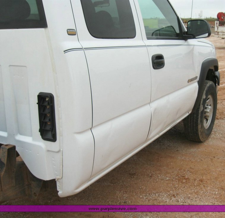 image for item 6321 2005 Chevrolet C2500HD Silverado pickup truck
