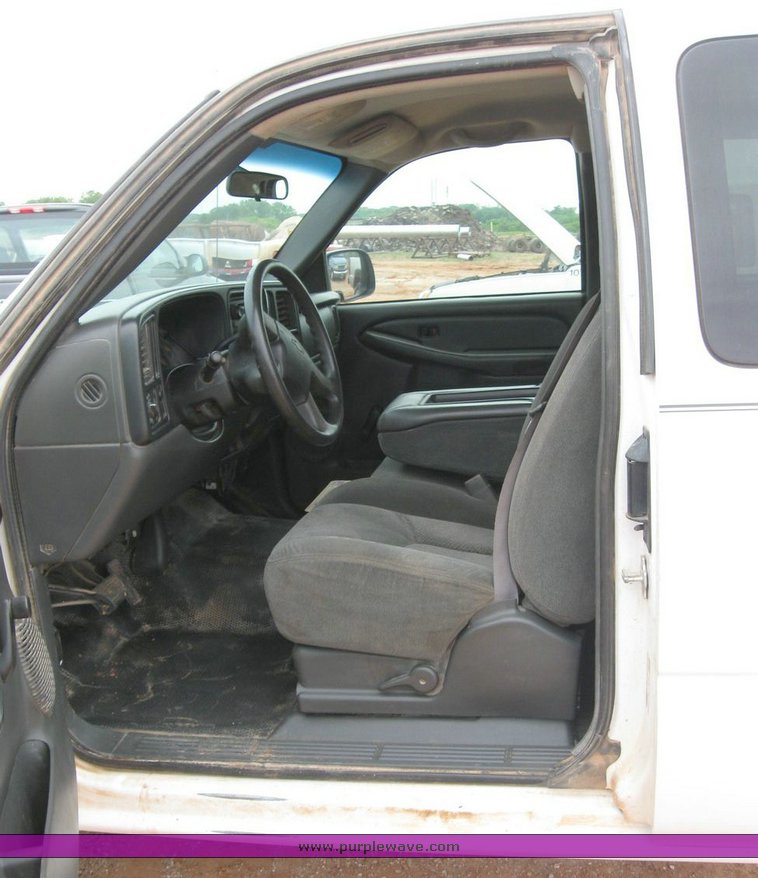 image for item 6321 2005 Chevrolet C2500HD Silverado pickup truck