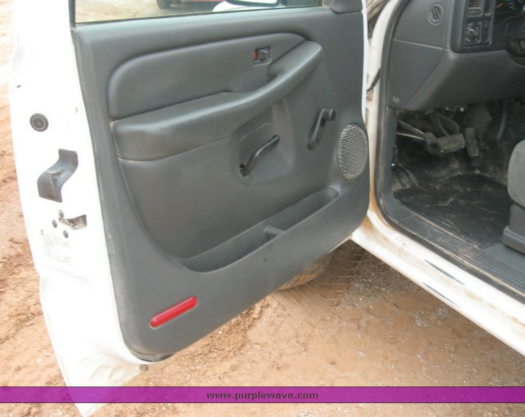 image for item 6321 2005 Chevrolet C2500HD Silverado pickup truck