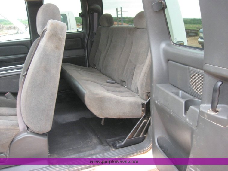 image for item 6321 2005 Chevrolet C2500HD Silverado pickup truck