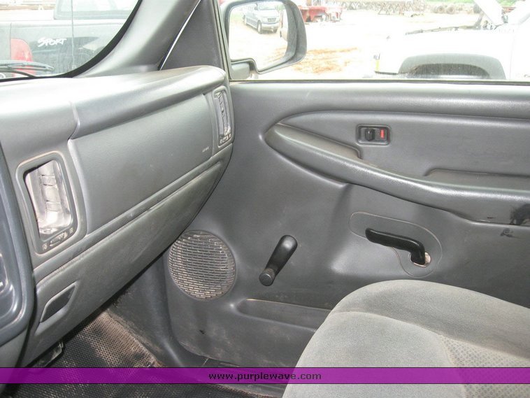 image for item 6321 2005 Chevrolet C2500HD Silverado pickup truck