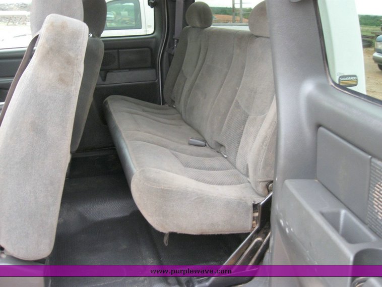 image for item 6321 2005 Chevrolet C2500HD Silverado pickup truck