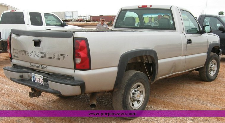 image for item 6322 2004 Chevrolet K2500HD Silverado pickup truck