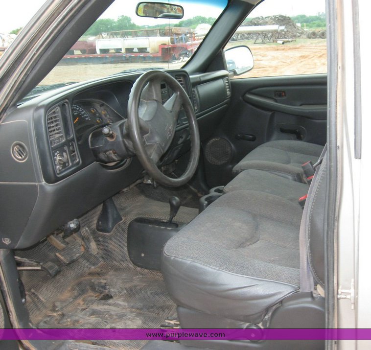 image for item 6322 2004 Chevrolet K2500HD Silverado pickup truck