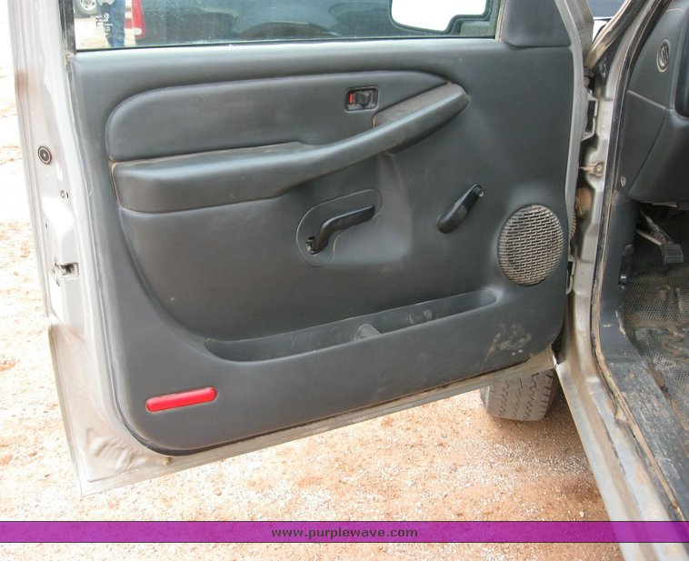 image for item 6322 2004 Chevrolet K2500HD Silverado pickup truck