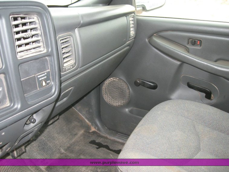 image for item 6322 2004 Chevrolet K2500HD Silverado pickup truck