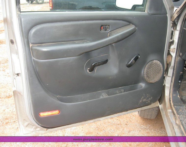 image for item 6322 2004 Chevrolet K2500HD Silverado pickup truck