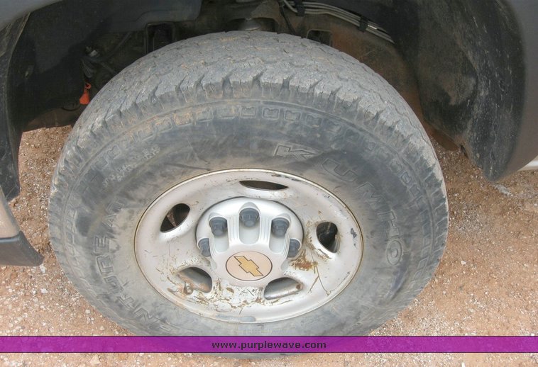 image for item 6322 2004 Chevrolet K2500HD Silverado pickup truck