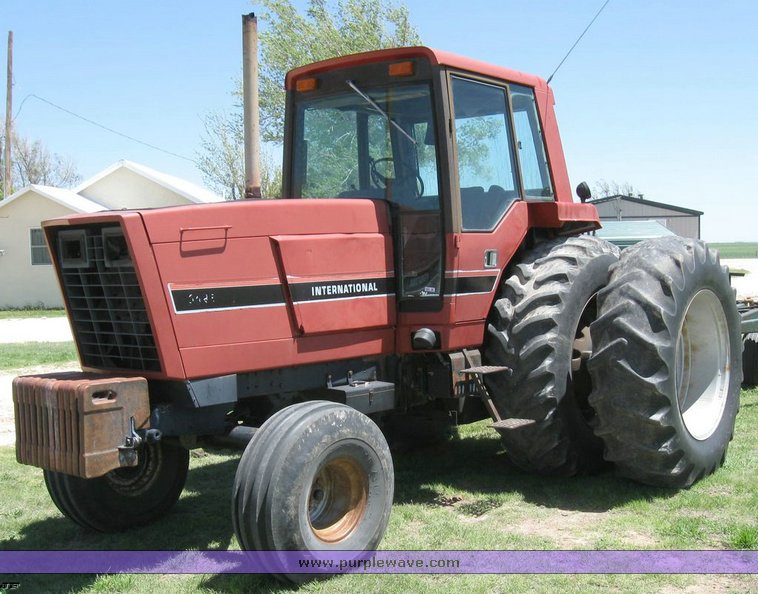 image for item 6520 1983 International 5488 tractor