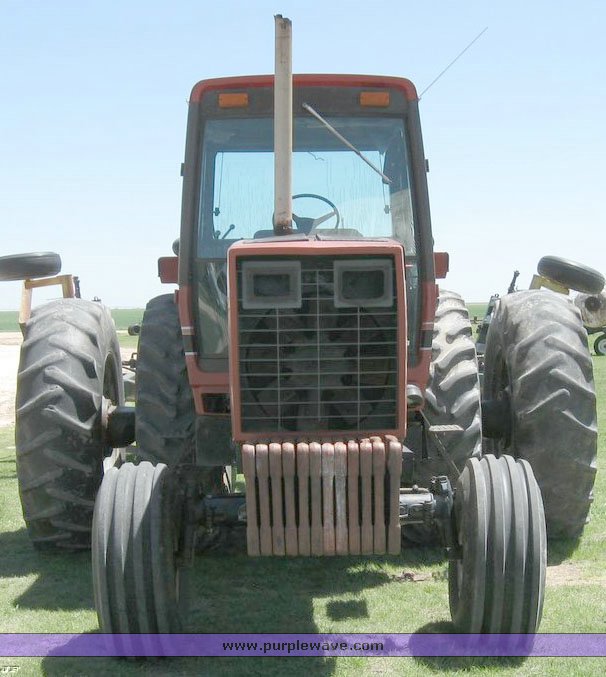 image for item 6520 1983 International 5488 tractor