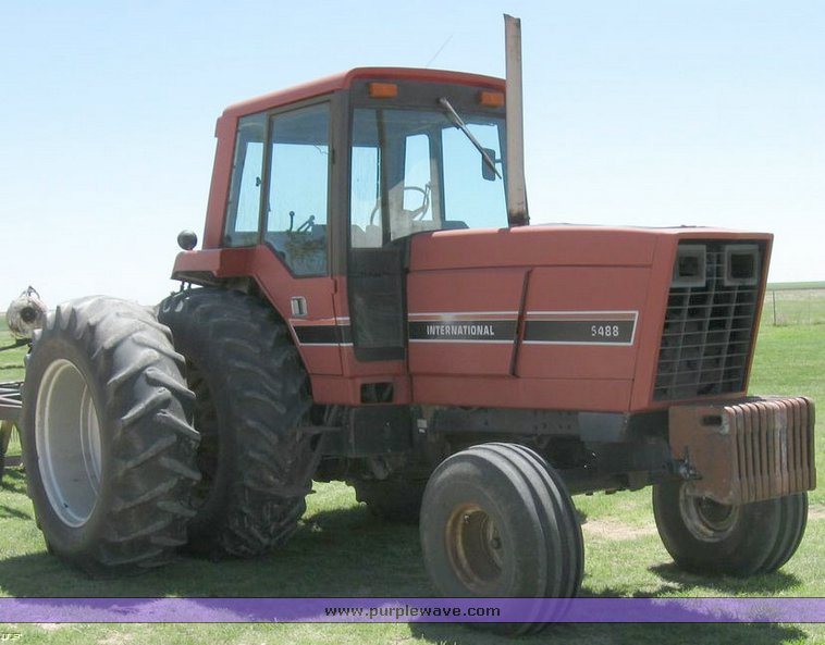 image for item 6520 1983 International 5488 tractor