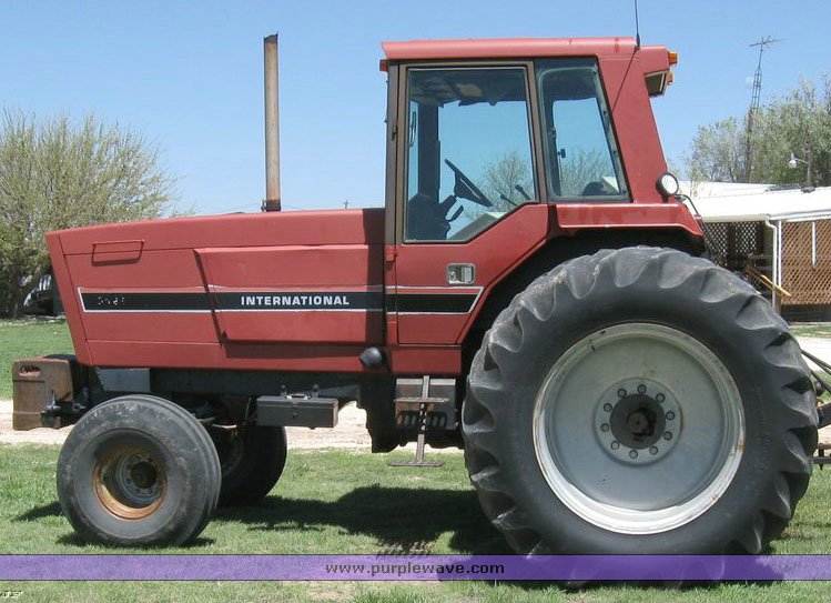 image for item 6520 1983 International 5488 tractor