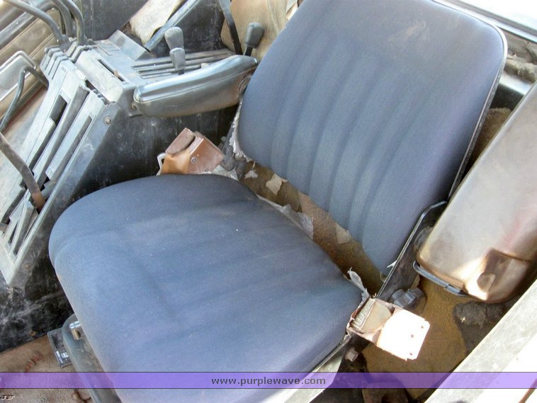 image for item 6520 1983 International 5488 tractor