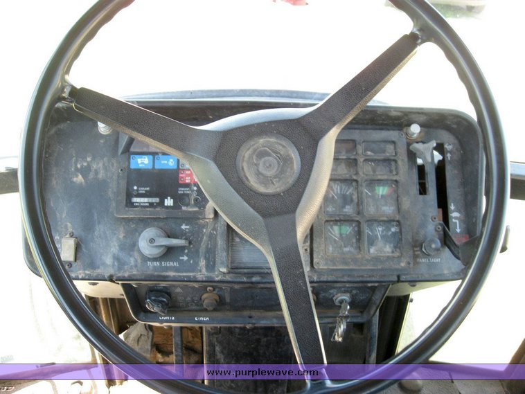 image for item 6520 1983 International 5488 tractor