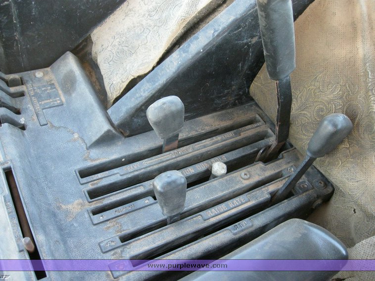 image for item 6520 1983 International 5488 tractor