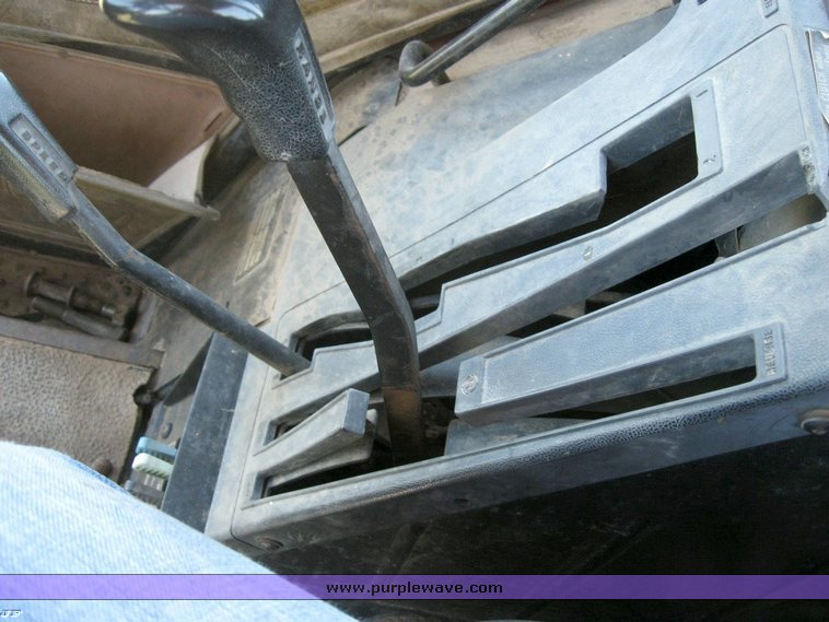 image for item 6520 1983 International 5488 tractor