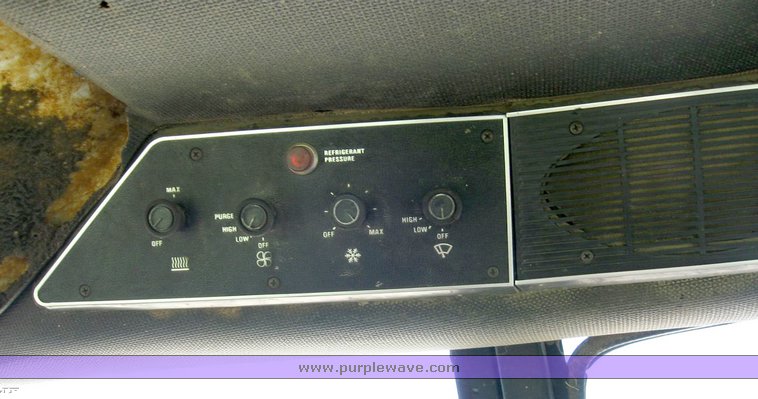 image for item 6520 1983 International 5488 tractor