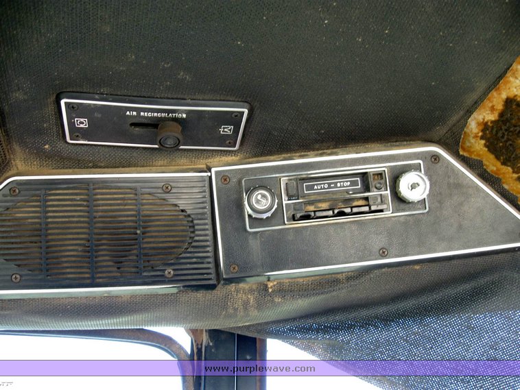 image for item 6520 1983 International 5488 tractor