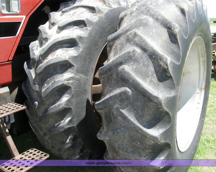image for item 6520 1983 International 5488 tractor