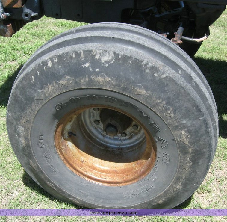 image for item 6520 1983 International 5488 tractor