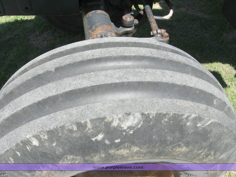 image for item 6520 1983 International 5488 tractor