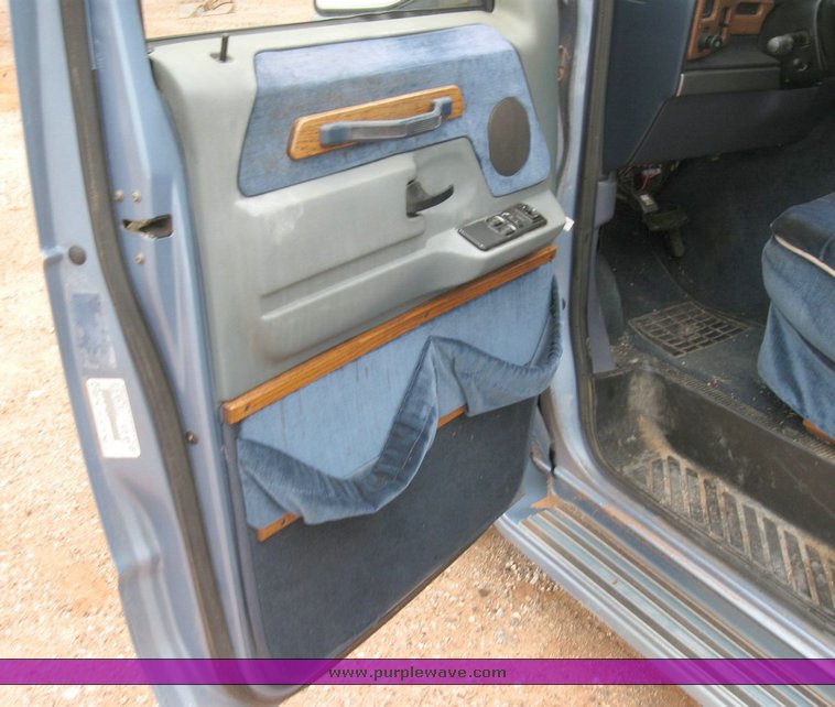 image for item 6631 1992 Ford Econoline E150