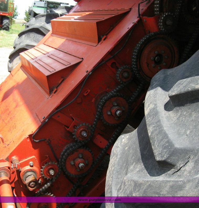 image for item 6772 1980 Massey-Ferguson 760 combine with 24' header