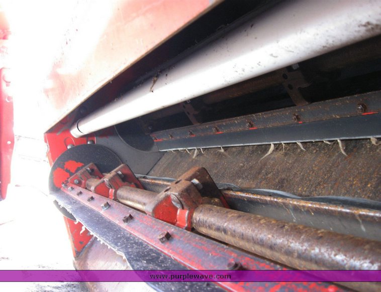 image for item 6772 1980 Massey-Ferguson 760 combine with 24' header