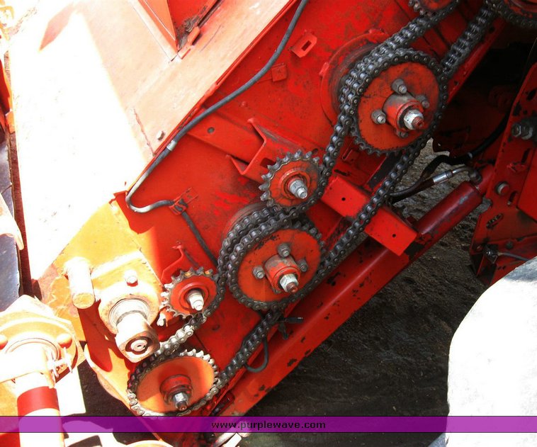 image for item 6772 1980 Massey-Ferguson 760 combine with 24' header