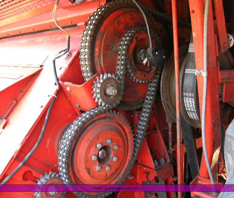 image for item 6772 1980 Massey-Ferguson 760 combine with 24' header