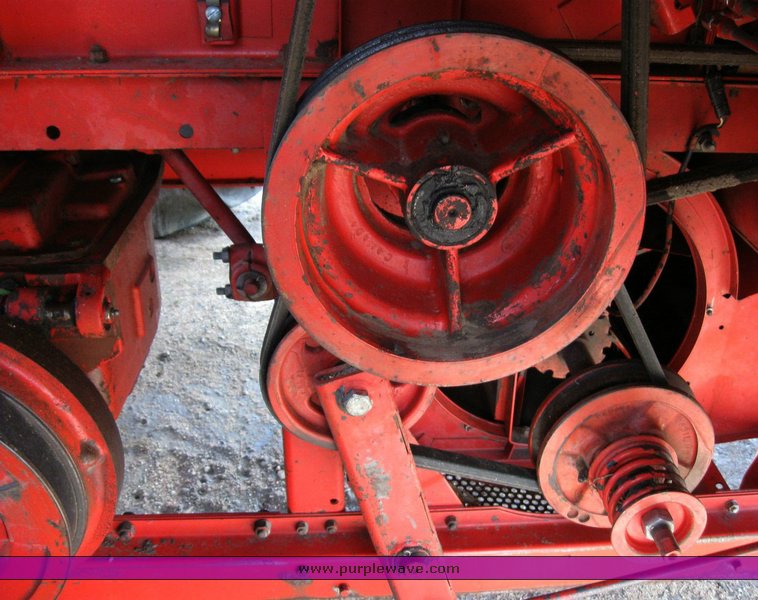 image for item 6772 1980 Massey-Ferguson 760 combine with 24' header