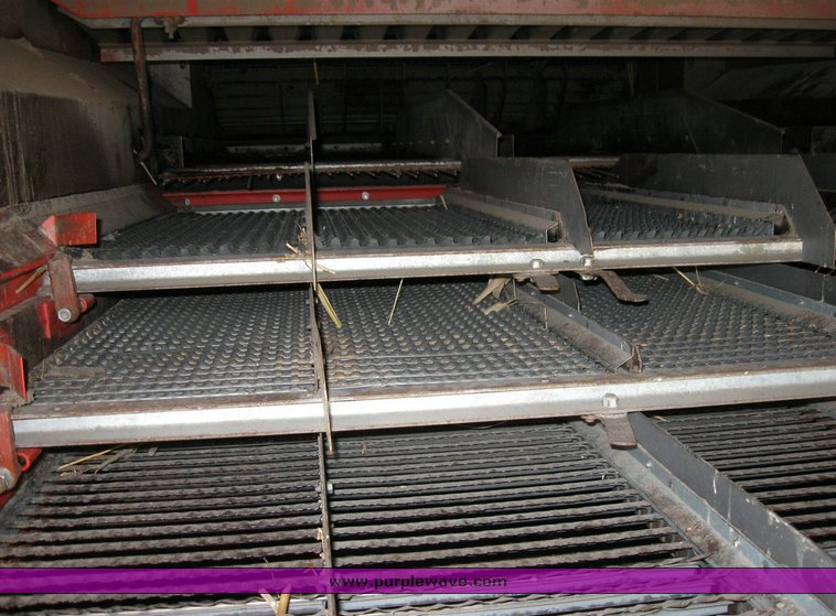 image for item 6772 1980 Massey-Ferguson 760 combine with 24' header