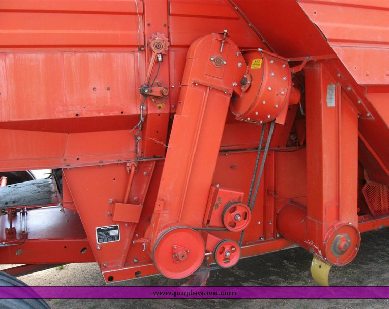 image for item 6772 1980 Massey-Ferguson 760 combine with 24' header