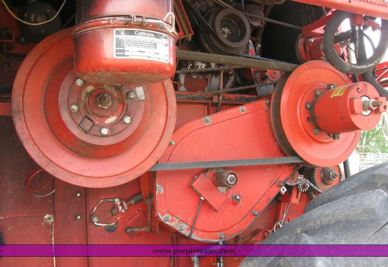 image for item 6772 1980 Massey-Ferguson 760 combine with 24' header