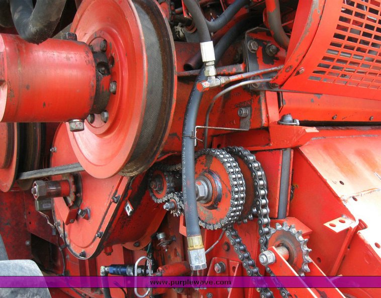 image for item 6772 1980 Massey-Ferguson 760 combine with 24' header