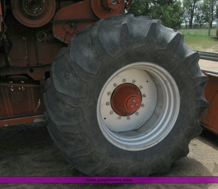 image for item 6772 1980 Massey-Ferguson 760 combine with 24' header