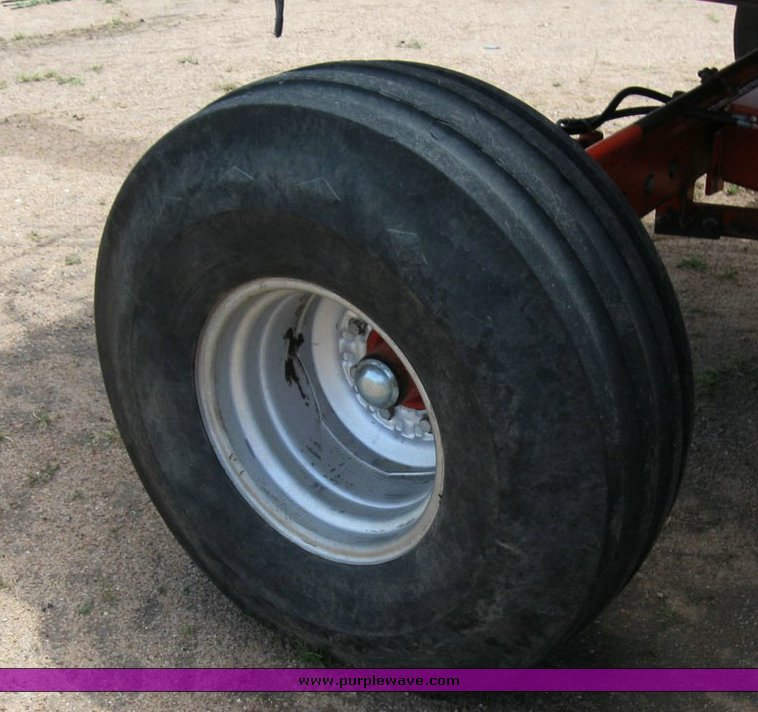 image for item 6772 1980 Massey-Ferguson 760 combine with 24' header