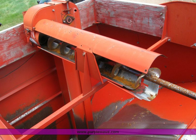 image for item 6772 1980 Massey-Ferguson 760 combine with 24' header