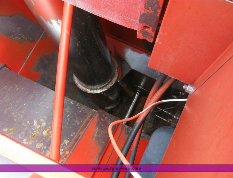 image for item 6772 1980 Massey-Ferguson 760 combine with 24' header