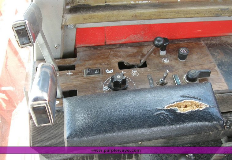 image for item 6772 1980 Massey-Ferguson 760 combine with 24' header